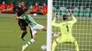 Pemain Real Madrid Karim Benzema (kiri) menendang bola ke gawang Real Betis pada pertandingan La Liga di Stadion Benito Villamarin, Seville, Spanyol, Sabtu (26/9/2020). Real Madrid mengalahkan Real Betis 3-2. (AP Photo/Angel Fernandez)