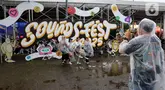 Pengunjung berfoto sesaat sebelum memasuki ares konser musik Soundfest 2025 di Gambir Expo, Jakarta, Jumat (23/5/2025). (Liputan6.com/Herman Zakharia)