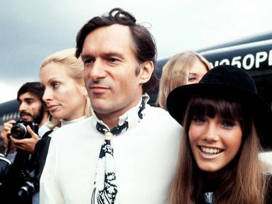 Foto yang diambil pada 21 Agustus 1970, pemilik majalah Playboy, Hugh Hefner bersama pacarnya Barbara Benton. Barbi Benton dikabarkan memiliki hubungan spesial dengan Hefner sampai akhirnya hubungan mereka berakhir pada 1976 silam. (AFP Photo/Stringer)