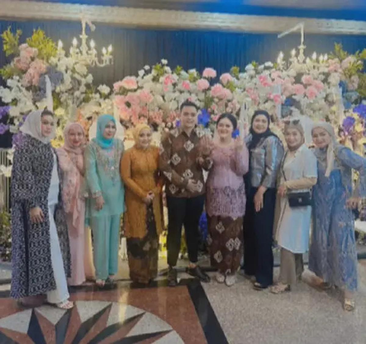 Penampilan Muzdalifah di Acara Tunangan Sang Anak Curi Perhatian, Intip Potretnya