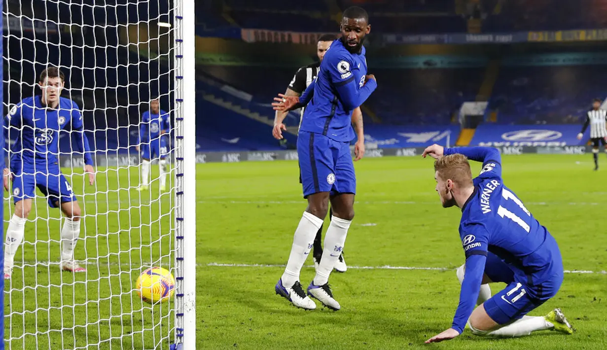 Pemain Chelsea Timo Werner (kanan) mencetak gol ke gawang Newcastle United pada pertandingan Liga Inggris di Stamford Bridge Stadium, London, Inggris, Senin (15/2/2021). Chelsea menang 2-0. (Adrian Dennis/Pool via AP)