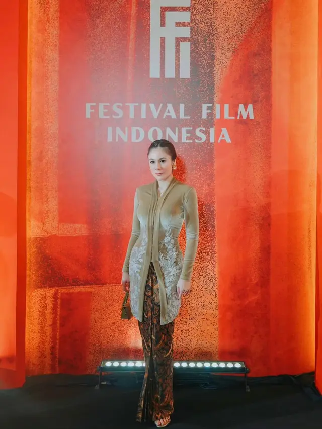 6 Potret Elegan Wulan Guritno Dibalut Kebaya yang Bisa jadi Inspirasi Gaya Kondangan