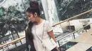 Paduan ripped jeans dan atasan putih membuat Olla Ramlan tampil kece. Meski sudah menjadi ibu, namun ia masih seperti anak-anak remaja. Terlebih dengan sneakers hitam yang dipakainya ini. (Instagram/ollaramlanaufar)