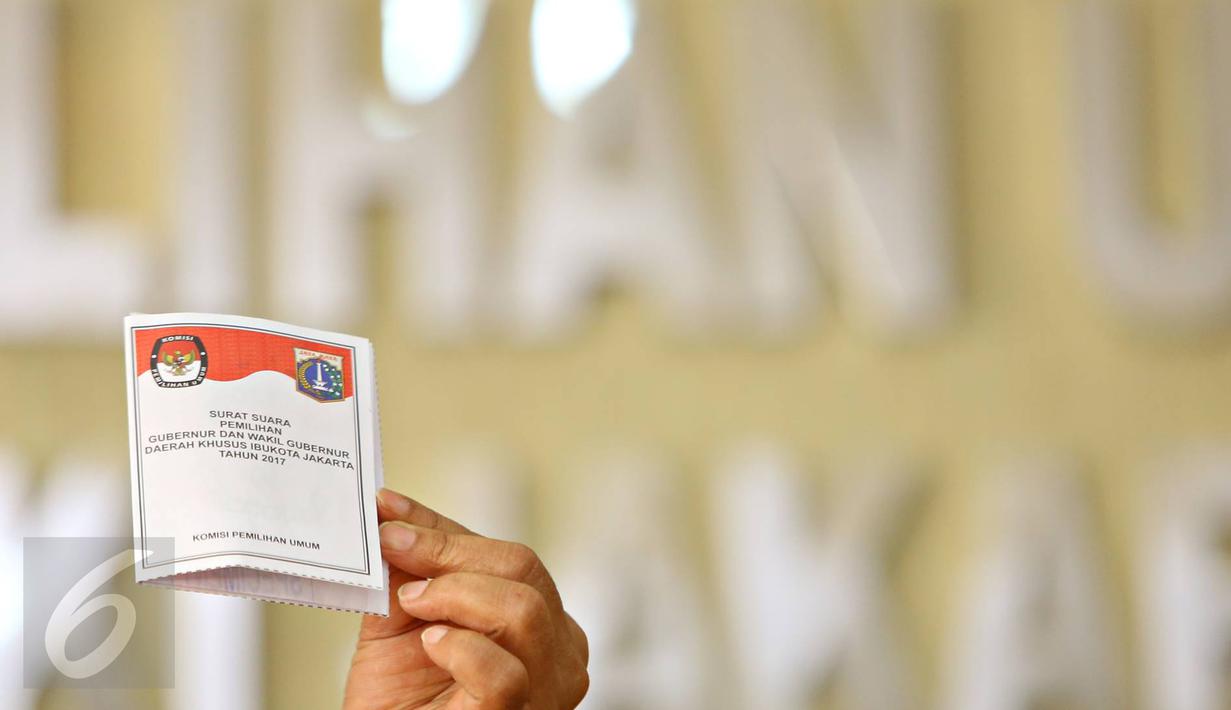 KPUD DKI Jakarta menunjukkan surat suara pemilihan gubernur dan wakil gubernur DKI Jakarta, Rabu (11/1).  KPUD DKI memastikan ketiga pasangan Cagub dan Cawagub DKI akan mengikuti kampanye debat terbuka yang pertama. (Liputan6.com/Immanuel Antonius)