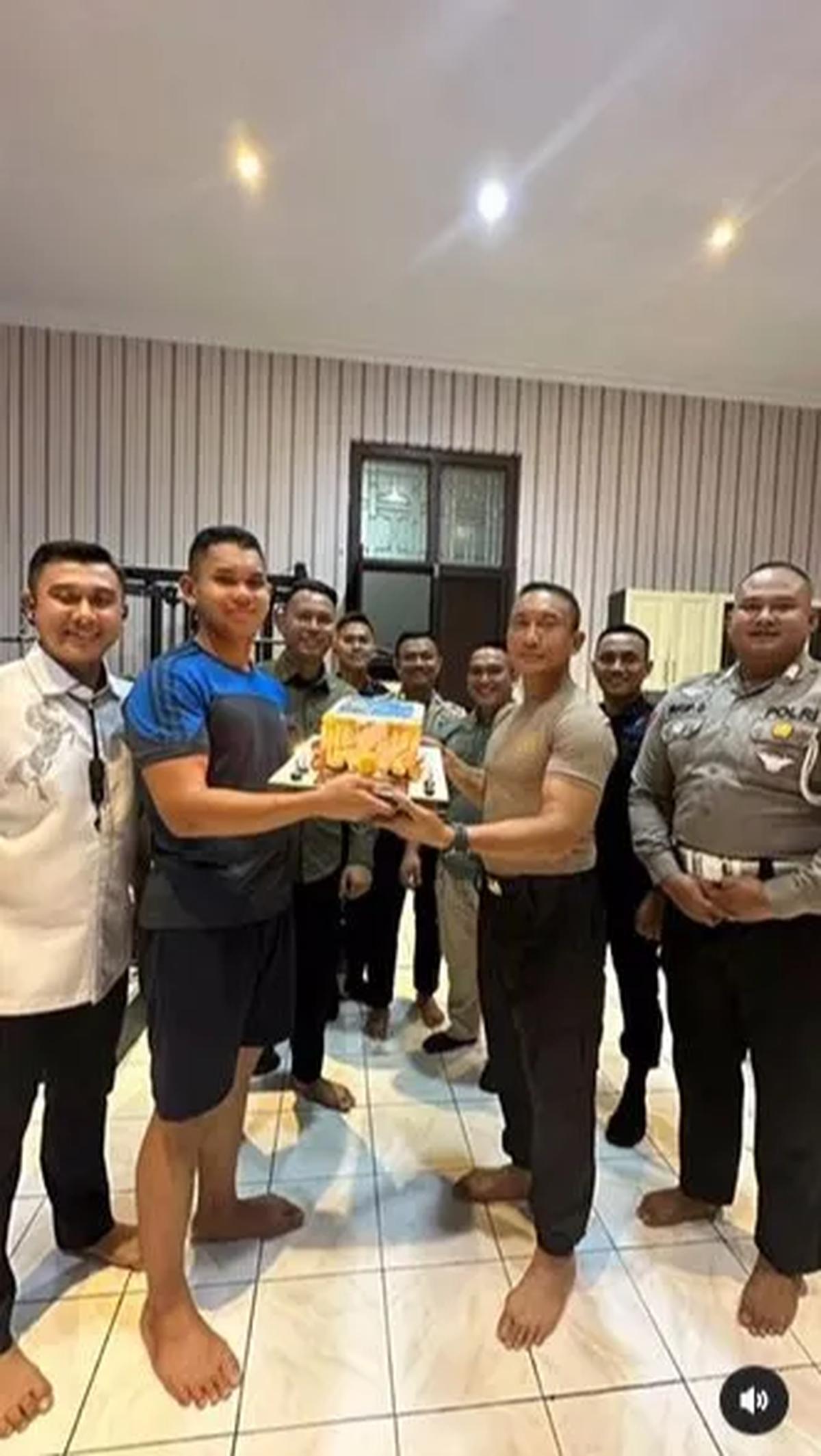 Momen perayaan ulang tahun kedua anaknya pun diunggah oleh sang Jenderal.&nbsp; Ulang tahun mereka dirayakan dengan sederhana namun penuh makna. <br>