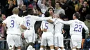 Penyerang Real Madrid Ruud Van Nistelrooy bersama rekan-rekan setim merayakan gol ke gawang Osasuna pada pertandingan Liga Spanyol di Stadium Santiago Bernabeu, Spanyol, Minggu (16/12/2007). (EPA/Javier Lizon)