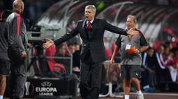 Protes pelatih Arsenal, Arsene Wenger kepada wasit saat timnya melawan Belgrade Crvena Zvezda pada laga grup H Liga europa di Stadion Rajko Mitic, (19/10/2017). Arsenal menang 1-0. (AFP/Andrej Isakovic)