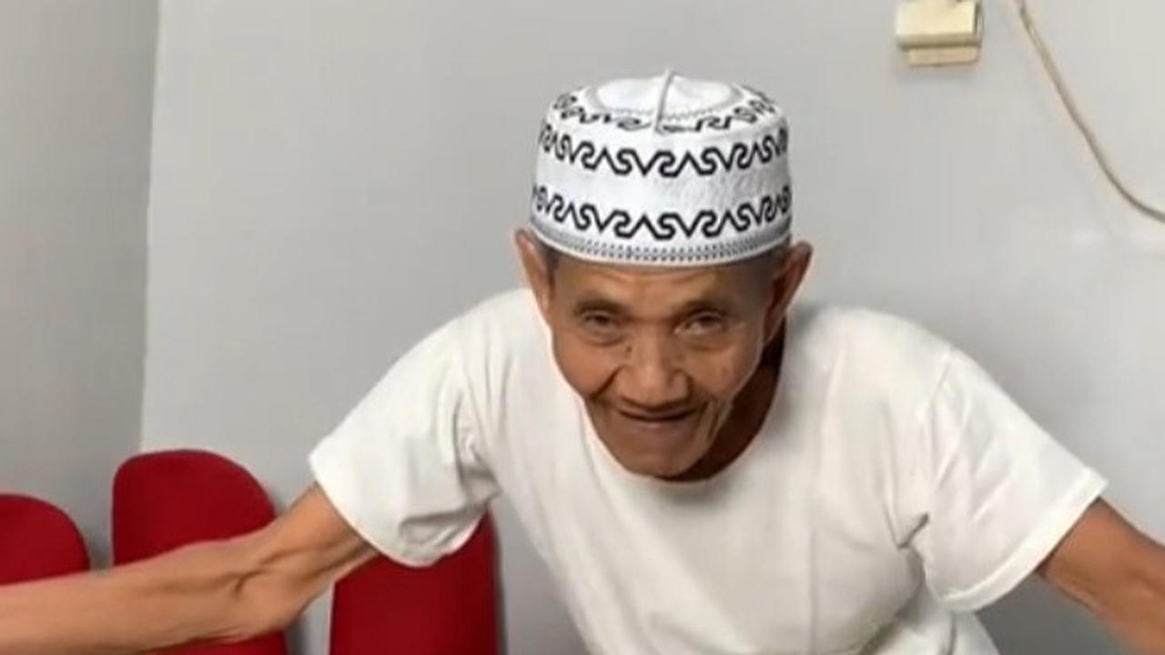 Di awal video kakek yang kini mendapat julukan kakek skena ini masih berpakaian rapi seperti orang seusianya.<br><br>Ia kemudian menjelaskan akan memberi referensi busana untuk pergi ngopi.