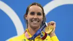 Perenang Australia Emma McKeon berpose setelah memenangkan medali emas gaya bebas 50 meter putri Olimpiade Tokyo 2020 di Tokyo, Jepang, Minggu (1/8/2021). McKeon mencetak sejarah baru sebagai perenang putri pertama yang meraih tujuh medali dalam satu gelaran Olimpiade. (AP Photo/Gregory Bull)