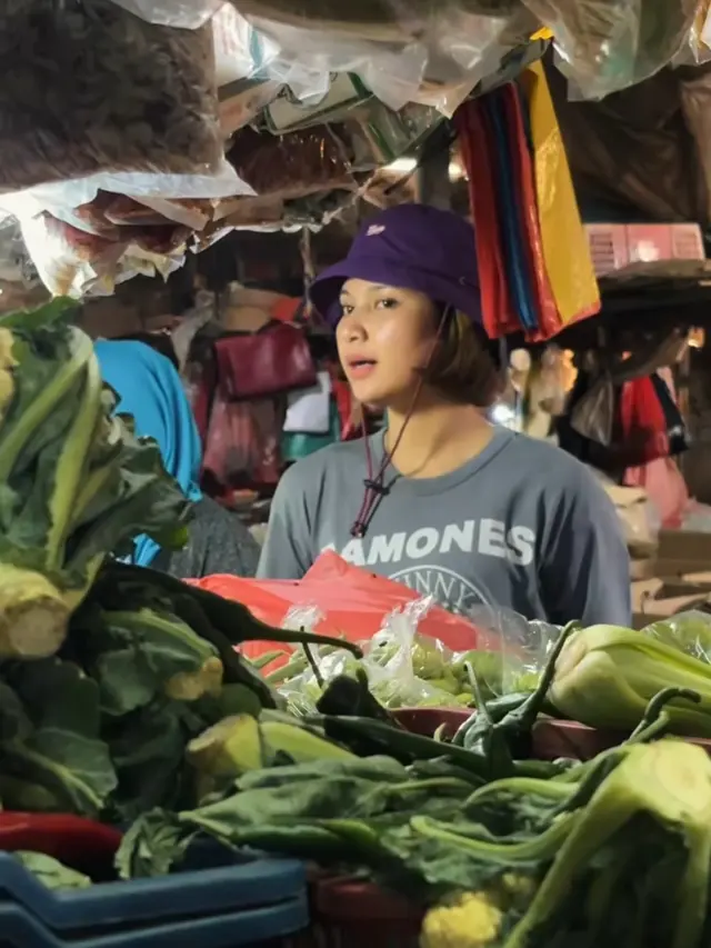 Indah Permatasari Tampil Sederhana