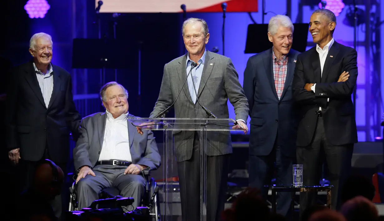 Mantan Presiden George W. Bush (tengah) didampingi empat mantan Presiden AS lainnya berpidato dalam acara konser amal di College Station, Texas (21/10). (AP Photo/LM Otero)