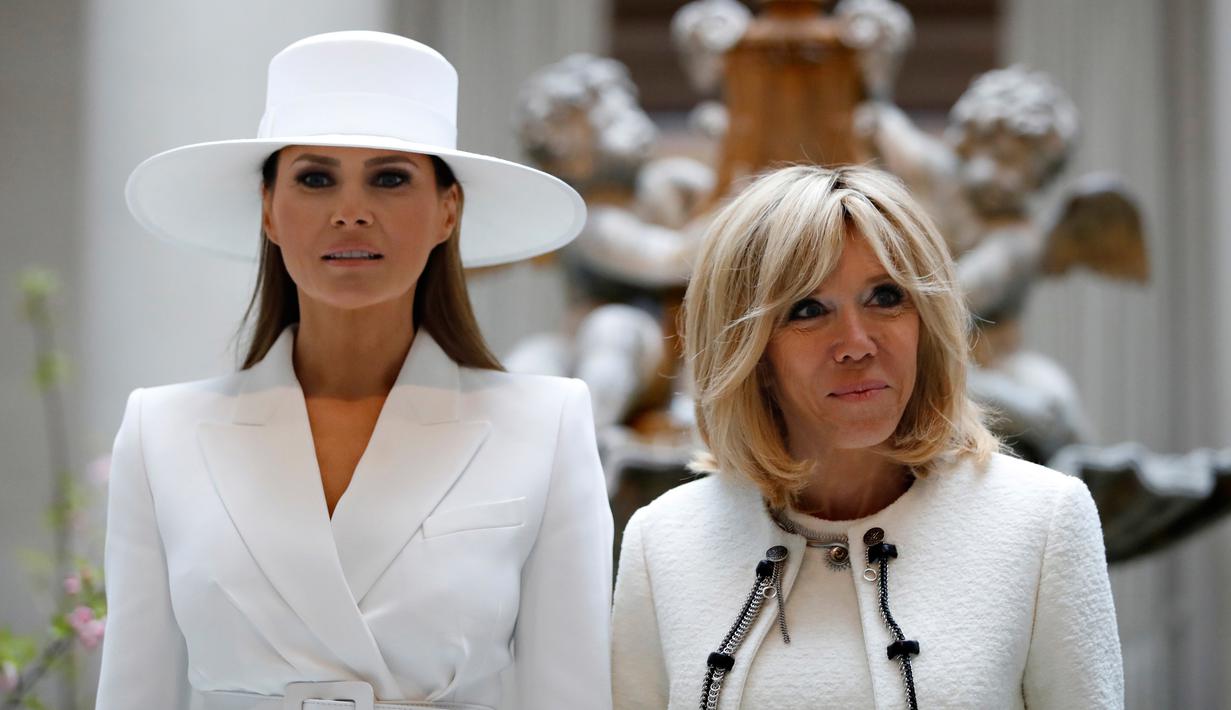 Istri Presiden AS Donald Trump, Melania Trump mendampingi istri Presiden Prancis Brigitte Macron saat melakukan tur di National Gallery of Art di Washington (24/4). (AP/Jacquelyn Martin)