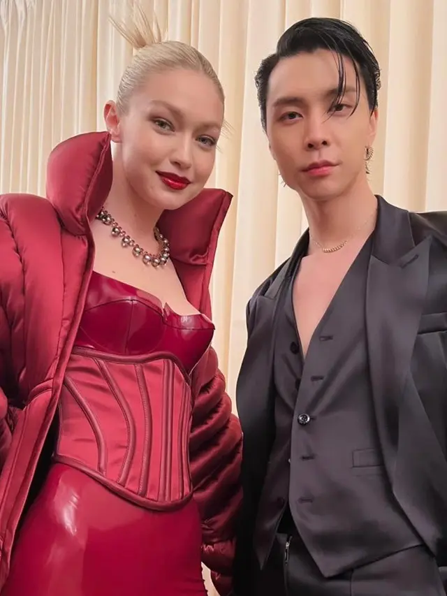 Tampilan Dramatis Gigi Hadid Kenakan Catsuit dan Mantel Puffer Atelier Versace di Met Gala 2022