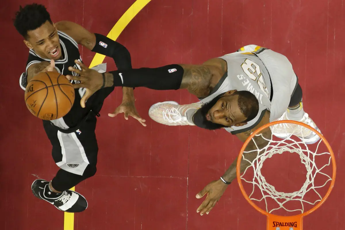 LeBron James (kanan) dalam laga San Antonio Spurs vs Cleveland Cavaliers