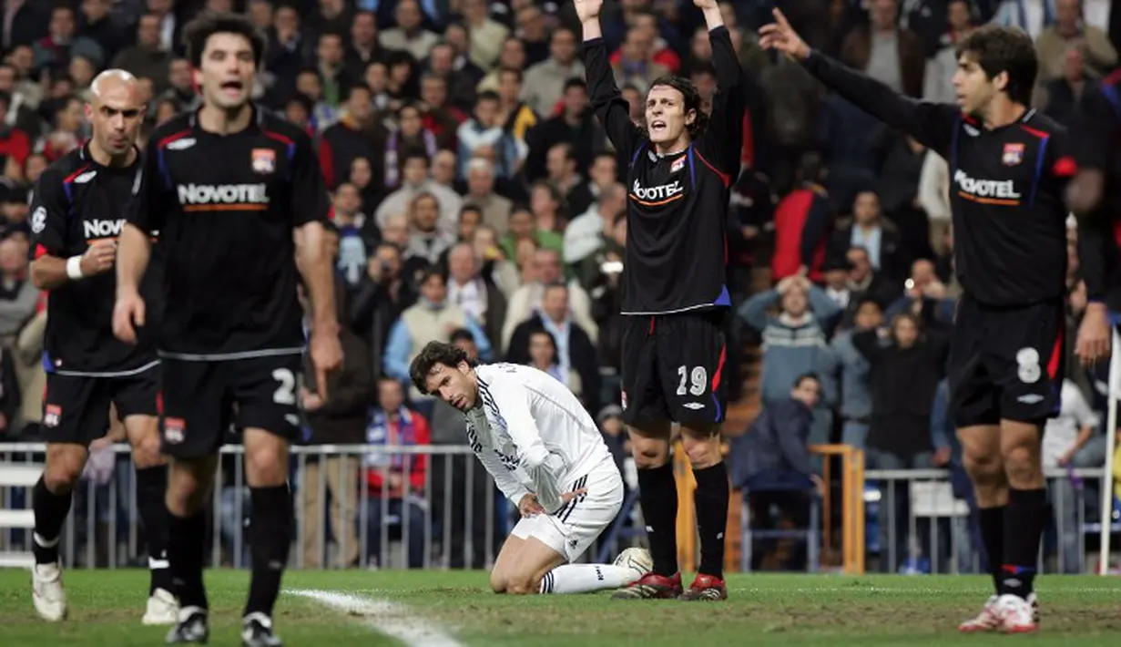 Penyerang Real Madrid Ruud Van Nistelrooy berlutut usai gagal mengeksekusi penalti saat pertandingan Liga Champions melawan Lyon di Stadium Santiago Bernabeu, Spanyol, Selasa (21/11/2006). (AFP Photo/Bru Garcia)
