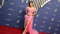 Gaya 8 Bintang di Karpet Merah Emmy Awards 2025, Lisa BLACKPINK Debut dengan Gaun Pink