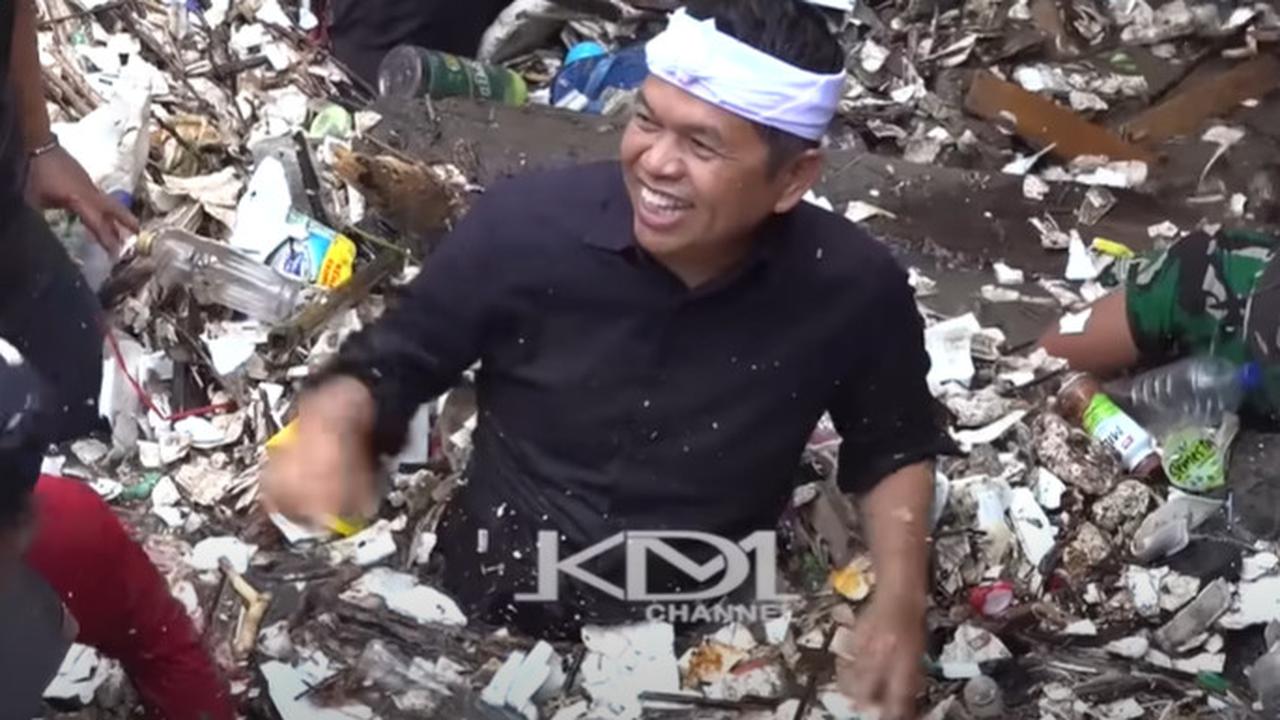 Banyak Sampah di Sukabumi, Dedi Mulyadi Nyebur Langsung ke Kali dan Ngamuk Jembatan Minta Dibongkar 'Saya Tidak Akan Bagikan Sembako