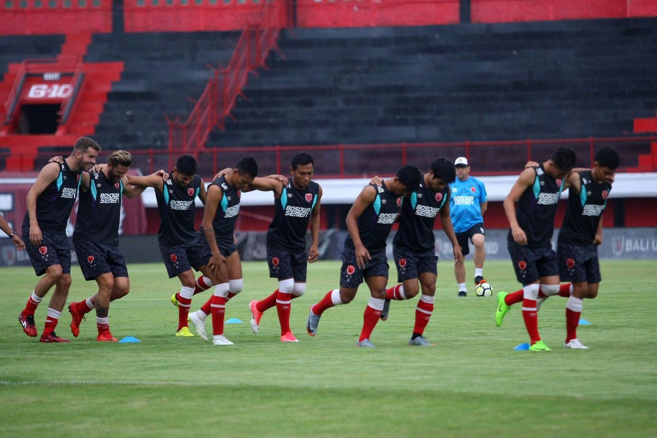 PSM saat persiapan jelang laga melawan Bhayangkara FC di Makassar. (Bola.com/Abdi Satria)