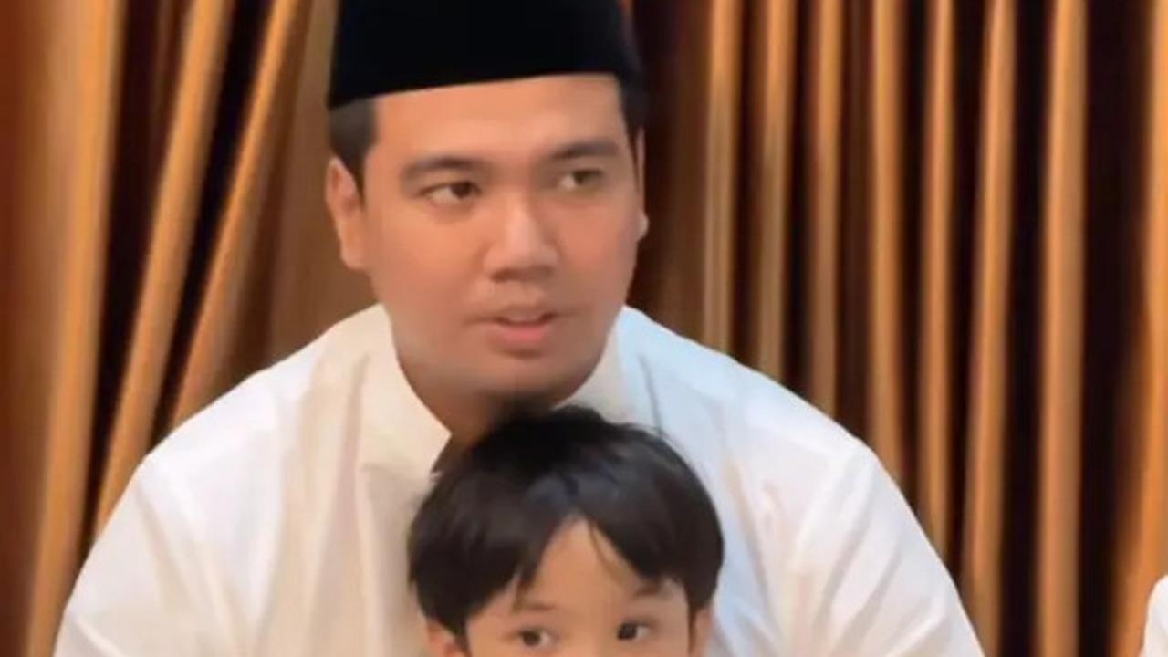 7 Potret Pengajian Sederhana Frans Faisal Jelang Menikah, Gaya Hijab Fuji Menawan