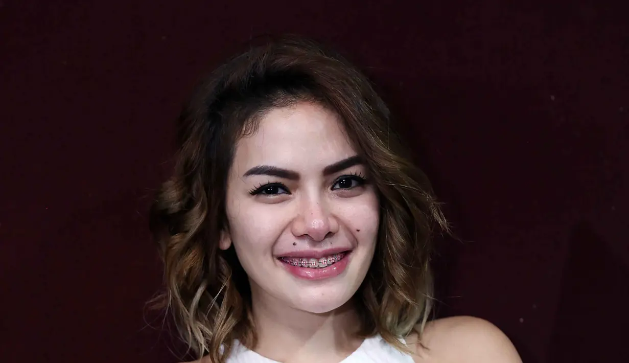 "Iya rindu banget sama mama. Karena mama udah nggak ada, jadi lebaran nggak ada lagi yang pinter masak," ucap Nikita Mirzani di kawasan Blok M, Jakarta Selatan, Minggu (11/9/2016). (Nurwahyunan/Bintang.com)