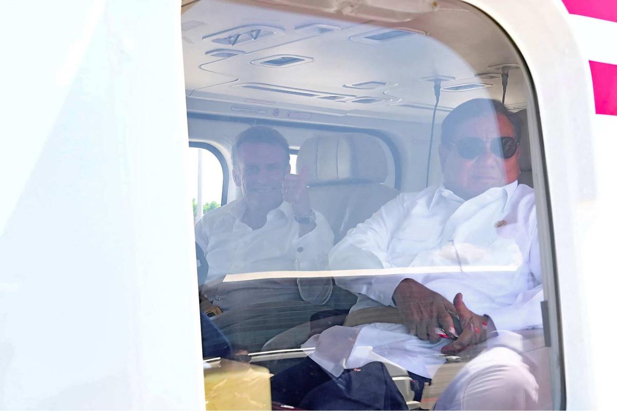 Prabowo dan Presiden Prancis Emmanuel Macron satu helikopter menuju Akmil Magelang