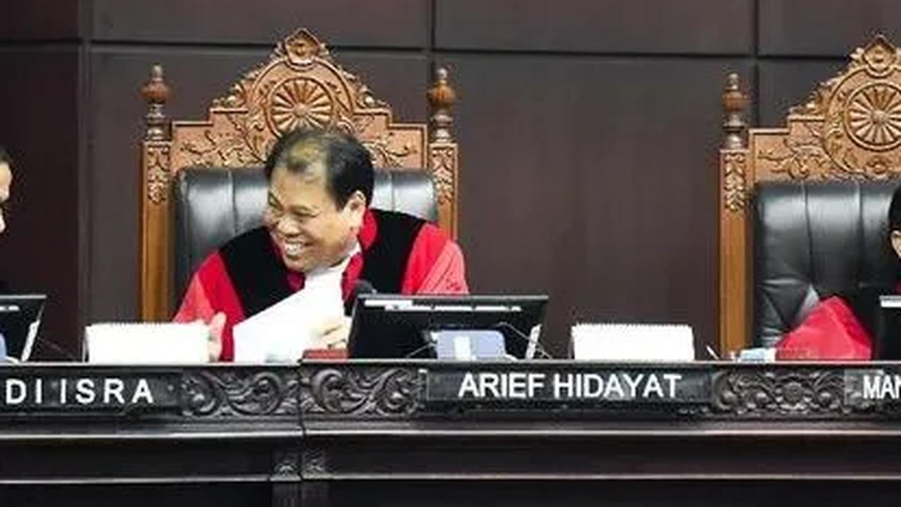 "Hal ini perlu disambut, karena artinya generasi muda yang memang berprestasi di daerah dan memiliki rekam jejak prestasi dalam memimpin wilayahnya diberikan kesempatan untuk memimpin bangsa," ucap Akbar.