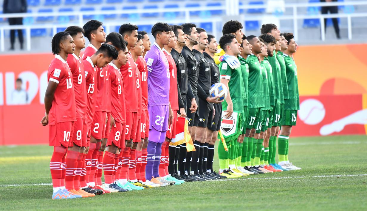 <p>Para pemain Timnas Indonesia U-20 dan Irak U-20 berbaris sebelum dimulainya laga matchday pertama Grup A Piala Asia U-20 2023 di Lokomotiv Stadium, Tashkent, Uzbekistan, Rabu (1/3/2023). (the-afc.com)</p>
