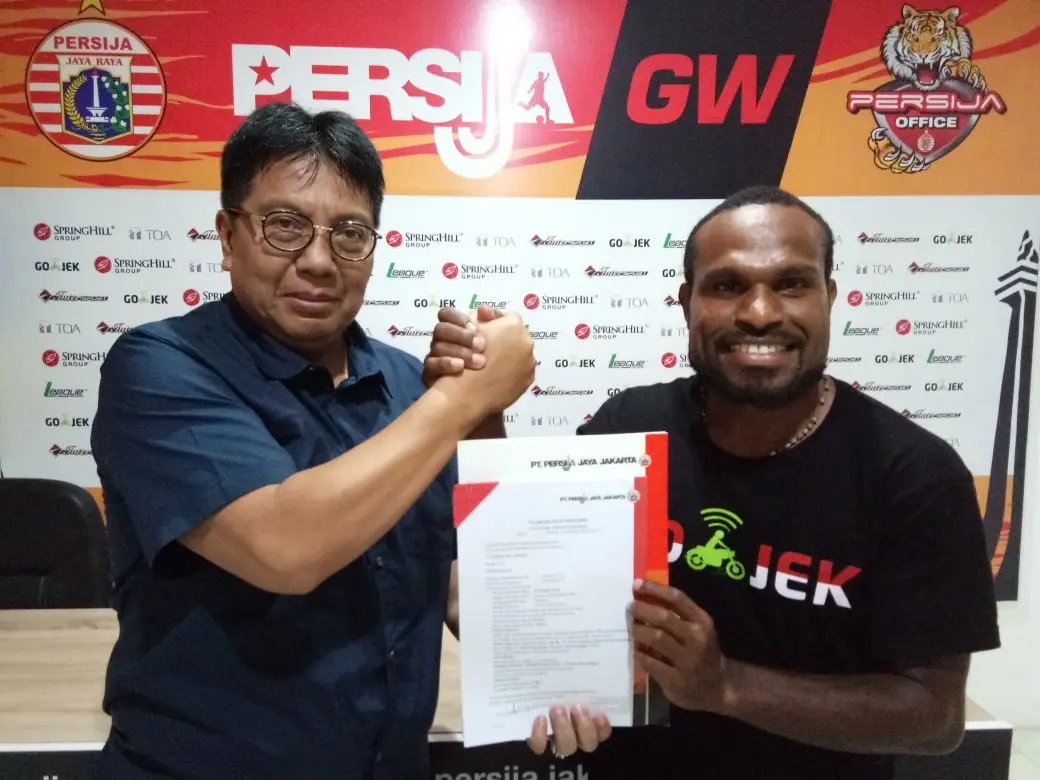 Direktur Utama Persija Jakarta, Gede Widiade, berpose bersama Septinus Alua, pemain yang direkrut Persija dari Perseru Serui. (Dok. Persija Jakarta)