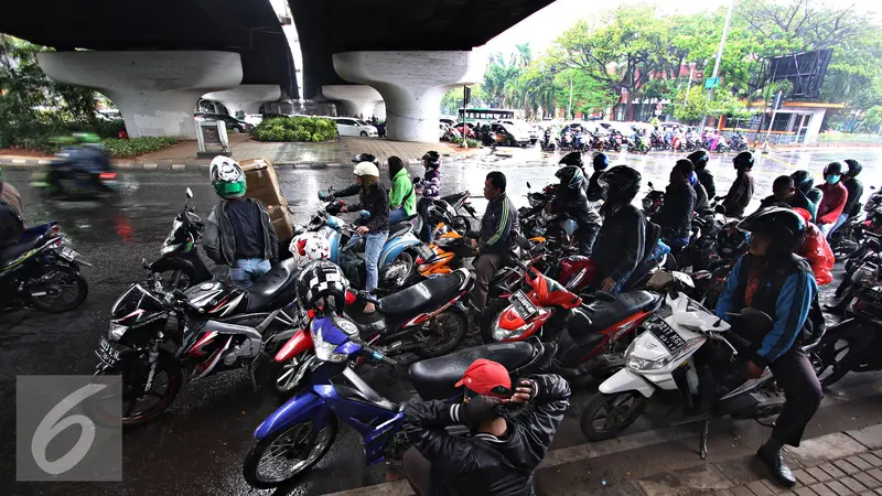 20151116-Berteduh-di-Flyover-Jakarta-IA