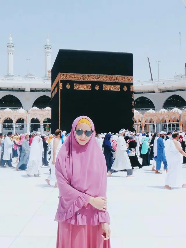 [Bintang] Didoakan Cepat Berhijab, Gaya Syar'i Citra Kirana Ini Bikin Terpana