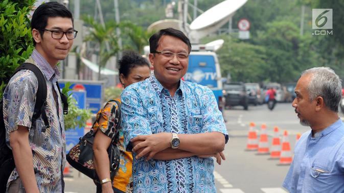 Dirut PT PJB, Iwan Agung Firstantara tersenyum saat ditanya wartawan usai menjalani pemeriksaan oleh penyidik di gedung KPK, Jakarta, Jumat (12/10). Iwan Agung Firstantara diperiksa terkait suap dalam proyek PLTU Riau-1. (Merdeka.com/Dwi Narwoko)