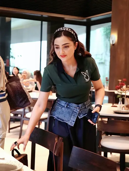 Penampilan Ashanty kali ini menunjukkan bahwa usia bukan halangan untuk terus tampil fashionable dan percaya diri.  [@ashanty_ash].