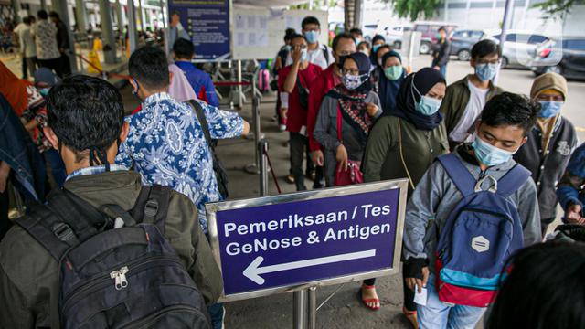 Calon Penumpang KAI Uji Tes COVID-19 dengan GeNose