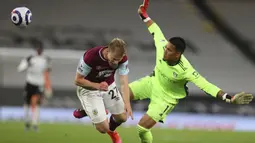 Kiper Fulham, Alphonse Areola (kanan) berhasil menghalau bola dari ancaman striker Burnley, Matej Vydra dalam laga lanjutan Liga Inggris 2020/2021 pekan ke-35 di Craven Cottage Stadium, London, Senin (10/5/2021). Fulham kalah 0-2 dari Burnley. (AP/Catherine Ivill/Pool)