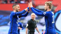 Gelandang Chelsea, Hakim Ziyech (kiri) melakukan selebrasi bersama Timo Werner usai mencetak gol ke gawang Manchester City dalam laga semifinal Piala FA 2020/2021 di Wembley Stadium, London, Sabtu (17/4/2021). Chelsea menang 1-0 atas Manchester City. (AFP/Adam Davy/Pool)