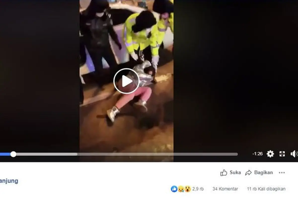 Gambar Tangkapan Layar Video Seorang Wanita Diseret Paksa Polisi di China