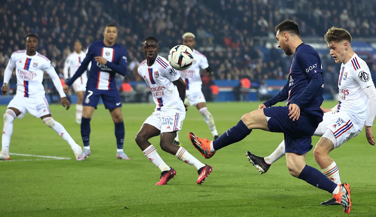 Pemain Paris Saint-Germain, Lionel Messi (kanan kedua) berusaha melepaskan umpan ke daerah kotak penalti Lyon pada laga pekan ke-29 Liga Prancis 2022/2023 di Parc de Pricess, Paris, Senin (3/4/2023) WIB. PSG kalah dengan skor 0-1 dari Lyon. (AP Photo/Aurelien Morissard)