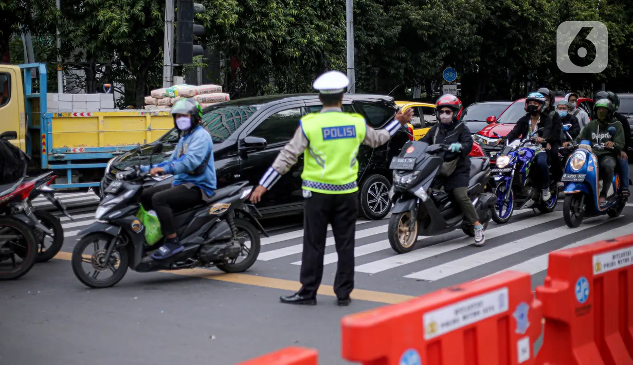 Polisi mengatur arus lalu lintas imbas adanya demo di kawasan Jalan MH Thamrin, Jakarta, Jumat (4/11/2022). Pengalihan arus lalu lintas dilakukan mulai pukul 10.00 WIB sampai selesai, sementara masyarakat pengguna jalan diimbau mencari jalan alternatif. (Liputan6.com/Faizal Fanani)