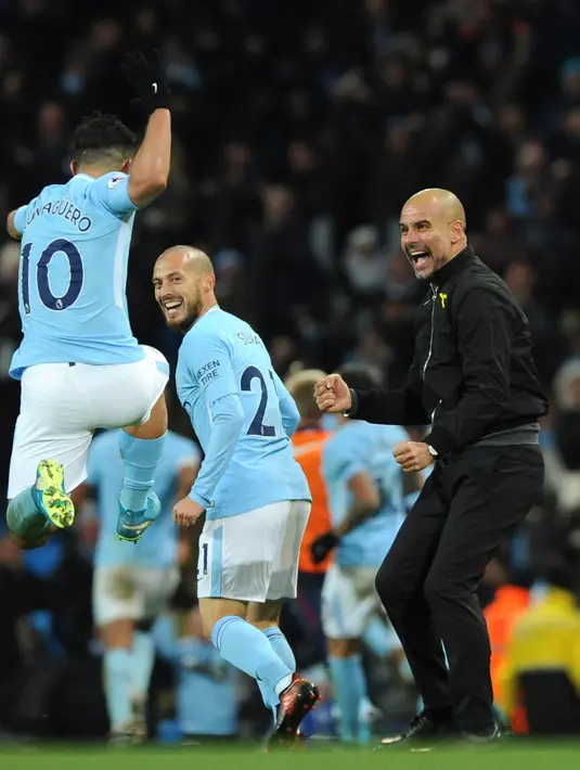Pelatih Manchester City, Pep Guardiola berselebrasi bersama pemainya usai pertandingan melawan Southampton di Stadion Etihad di Inggris (29/11). City menang 2-1 atas Southampton. (AP Photo/Rui Vieira)