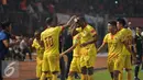 Pemain Sriwijaya FC menyirami wajah saat laga melawan Persija dilanjutan Torabika Soccer Championship presented by IM3 Ooredoo di Stadion GBK Jakarta, Jumat (24/6). Laga dihentikan,Sriwijaya FC unggul 1-0. (Liputan6.com/Helmi Fithriansyah)