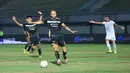 Pemain Dewa United, Risto Mitrevski, membiarkan bola keluar lapangan setelah pemain PSS Sleman salah memberikan umpan pada laga pekan ke-15 BRI Liga 1 di Stadion Indomilk Arena, Tangerang, Jumat (6/10/2023). Dewa United menang dengan skor 3-1. (Bola.com/M. Iqbal Ichsan)