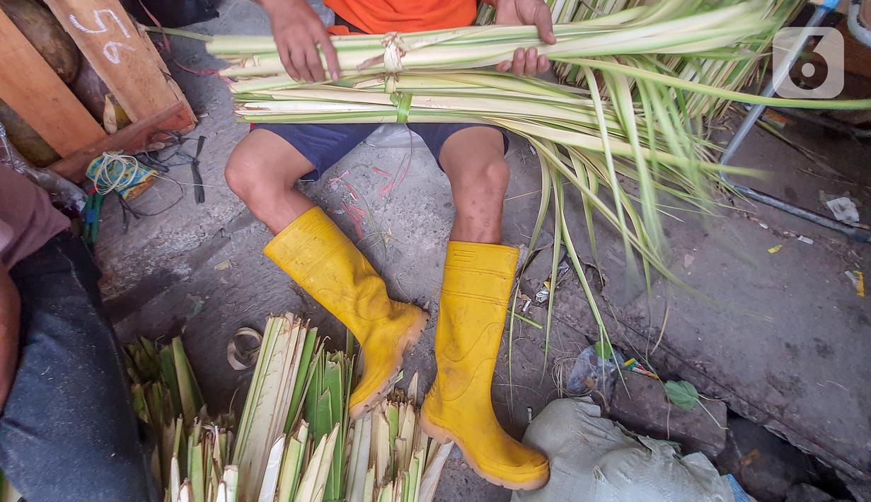FOTO Pedagang Kulit Ketupat Padati Pasar Pondok  Labu On 