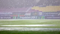 Air hujan menggenangi lapangan pertandingan dalam laga final Pegadaian Liga 2 2024/2025 antara Bhayangkara FC melawan PSIM Yogyakarta di Stadion Manahan, Solo, Jawa Tengah, Rabu (26/02/2025). (Bola.com/Abdul Aziz)