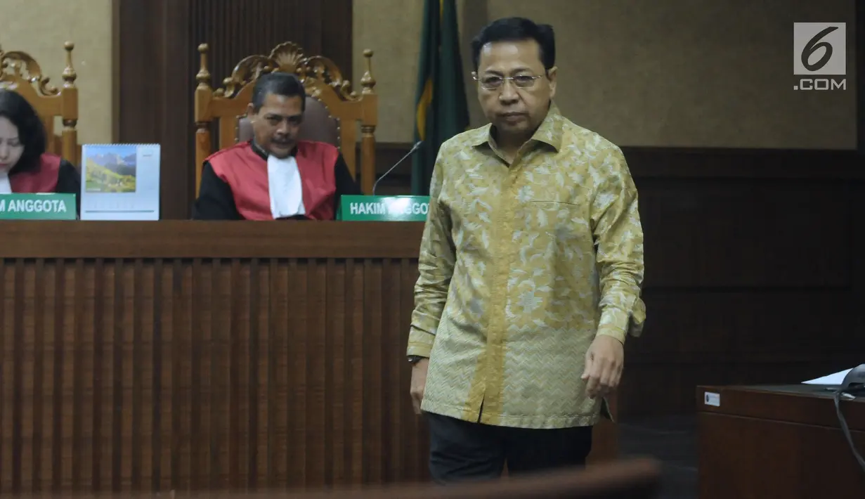 Terdakwa dugaan korupsi proyek e-KTP, Setya Novanto bersiap memberi kesaksian pada sidang lanjutan di Pengadilan Tipikor, Jakarta, Kamis (22/3). Sidang mendengar kesaksian terdakwa. (Liputan6.com/Helmi Fithriansyah)