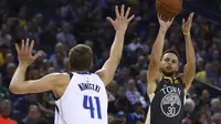 Stephen Curry (baju hitam) melepaskan tembakan saat Warriors menghajar Mavericks (AP)