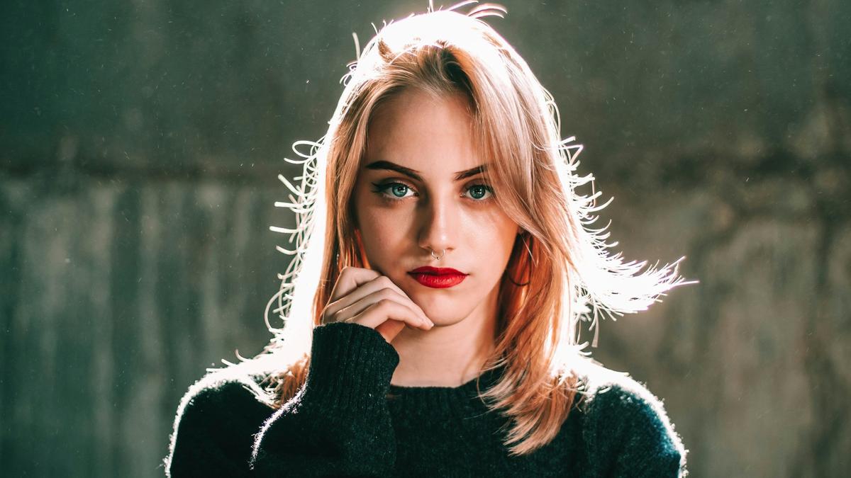 5 Zodiak yang Suka Berpura-pura Tidak Peduli, Padahal Diam-diam Perhatian