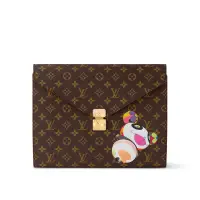 Louis Vuitton dan seniman kontemporer terkenal, Takashi Murakami, merayakan peringatan 20 tahun kolaborasi mereka yang ikonis dengan peluncuran koleksi re-edisi yang ekstensif. [Dok/Louis Vuitton].