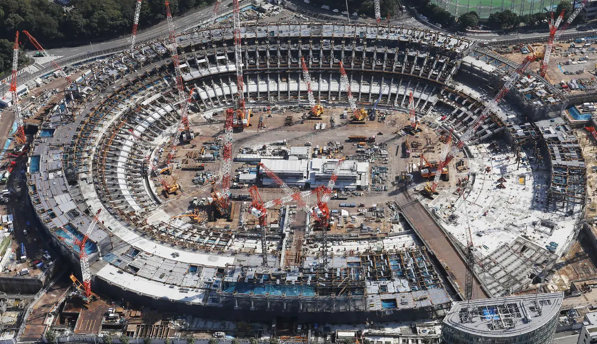 Foto udara menunjukkan pembangunan Stadion Nasional Jepang untuk upacara pembukaan dan penutupan Olimpiade 2020 di Tokyo pada 26 September 2017. Pembangunan stadion ini diperkirakan akan berakhir pada bulan Mei 2019. (AFP Photo/Jiji Press/Jepang Out)