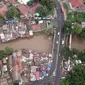 Foto udara suasana Sungai Ciliwung yang diapit pemukiman padat penduduk di kawasan Manggarai, Jakarta, Selasa (7/1/2020). Pemprov DKI Jakarta akan membebaskan 118 bidang lahan untuk proyek normalisasi Sungai Ciliwung pada tahun 2020 yang tersebar di empat kelurahan. (Liputan6.com/Immanuel Antonius)