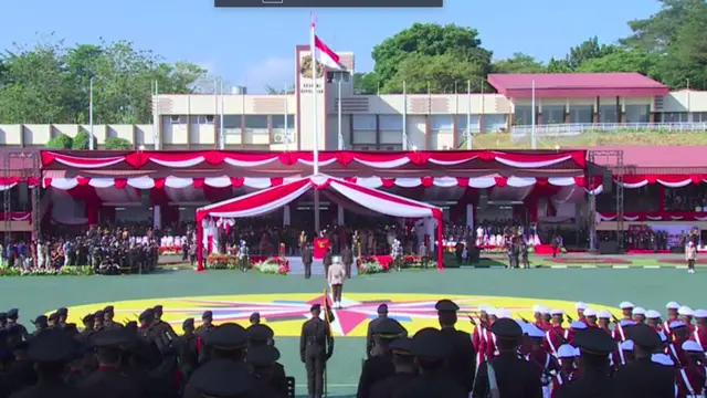 Presiden Joko Widodo atau Jokowi menganugerahkan tanda kehormatan Bintang Bhayangkara Nararya untuk tiga anggota Polri